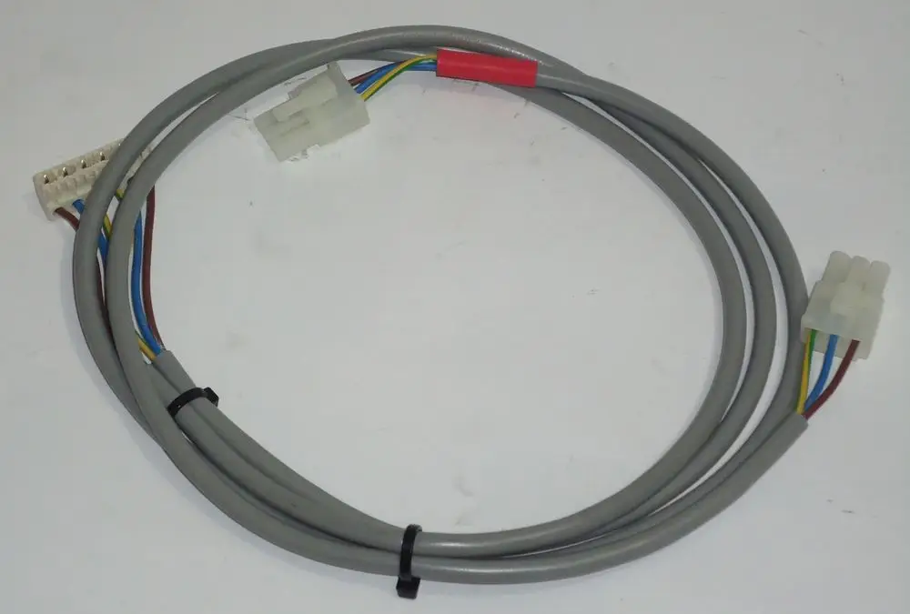 Graue Zuleitung mit mehreren Kabeln und Steckverbindern, geeignet für die Verwendung mit Daikin Pumpen. Kabel sind geordnet und mit einer Halterung fixiert.